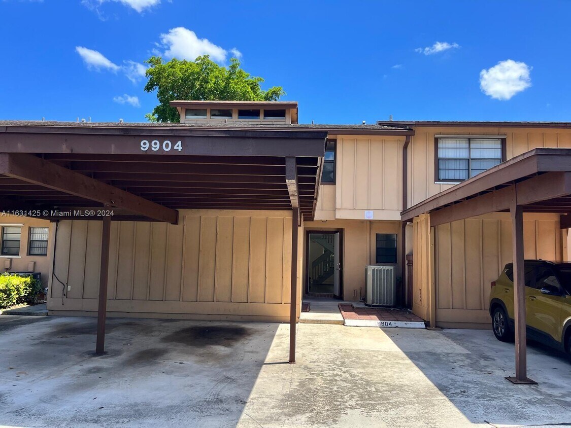Foto principal - 9904 Royal Palm Blvd