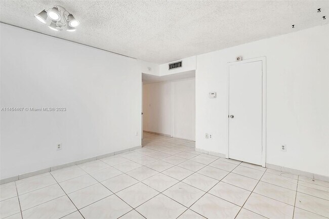 Building Photo - 2754 SW 13th St