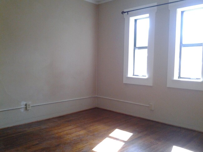 Building Photo - Cute 2 BR 1 BA Home in Midtown!