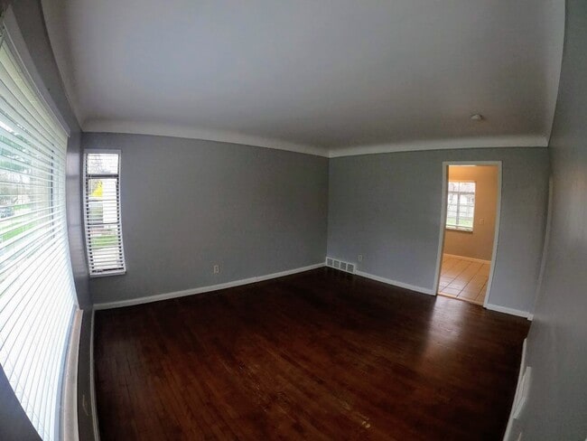 Building Photo - 2 bed, 1 bath ranch in a beautiful neighborhood