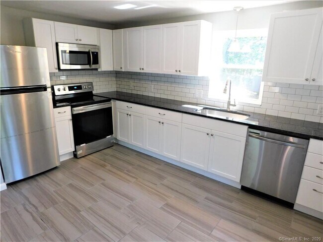 Foto del edificio - 247 Mountain Spring Rd