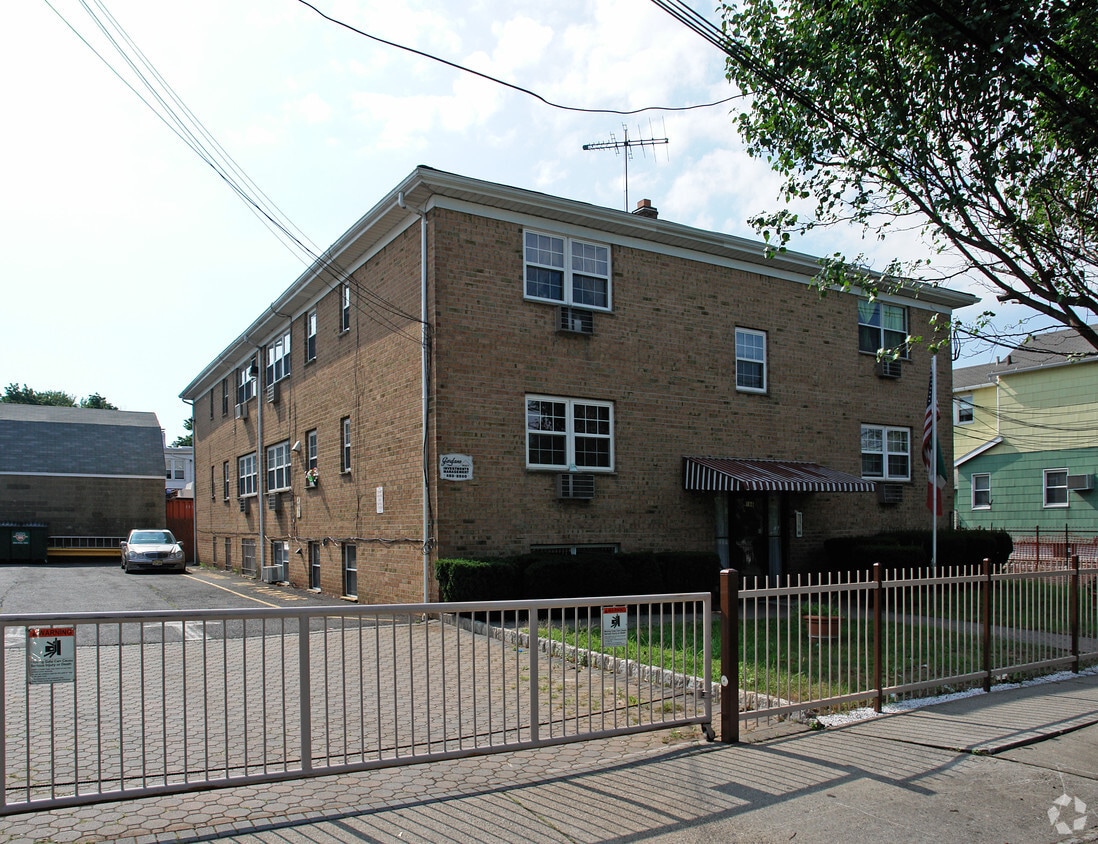 Primary Photo - 166 Belmont Ave