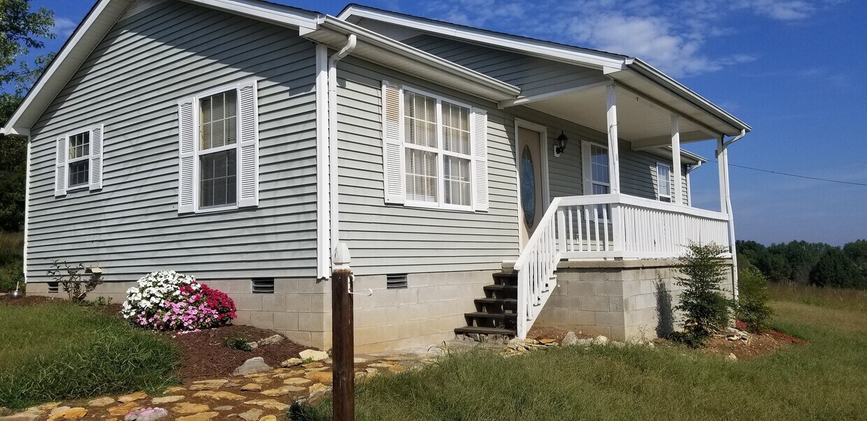 Foto principal - 3 Bedroom 1 Bath Home