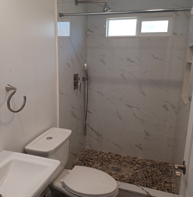 Bath - 751 Jewell Dr