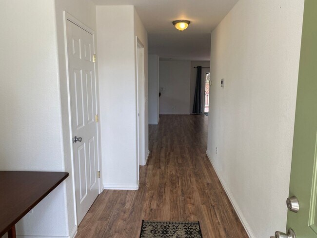 Building Photo - Spacious 3 Bedroom, 2.5 Bathroom Marina To...