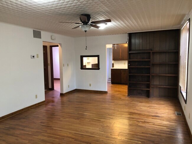 Foto del edificio - 327 N Main St
