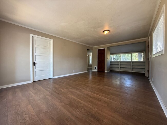 Building Photo - TAKE A LOOK AT THIS CHARMING APARTMENT IN ...