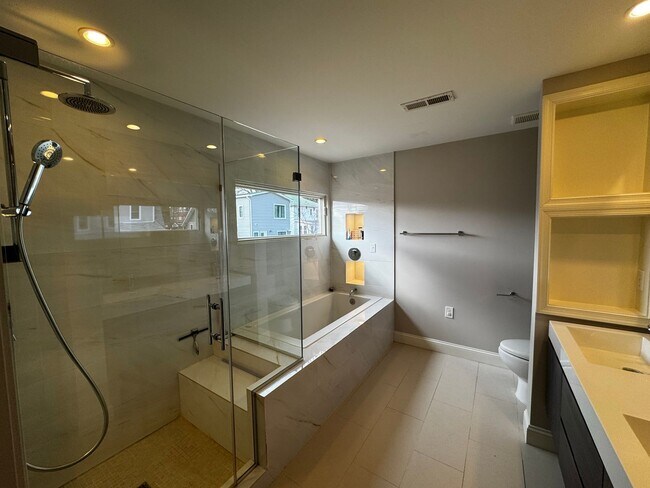 Foto del edificio - RENOVATED EXPANSIVE 5BD 4BA BRIGHTWOOD HOME