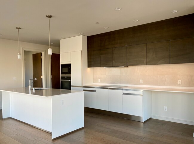 Building Photo - 600 S Van Ness Ave