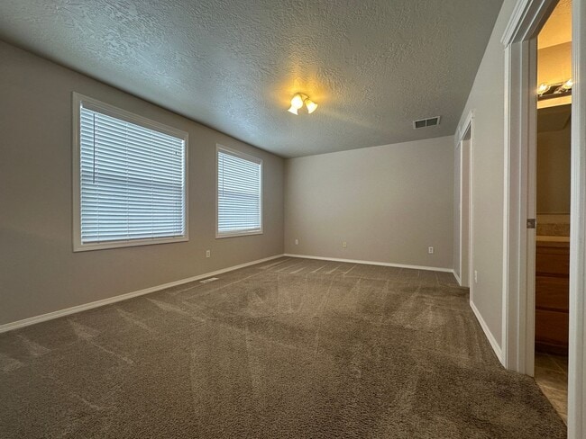 Building Photo - **MOVE IN SPECIAL**4bed, 2.5bath, 1,555sq....