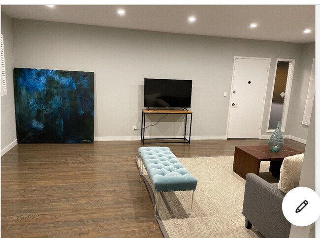 Foto del edificio - 348 S Elm Dr