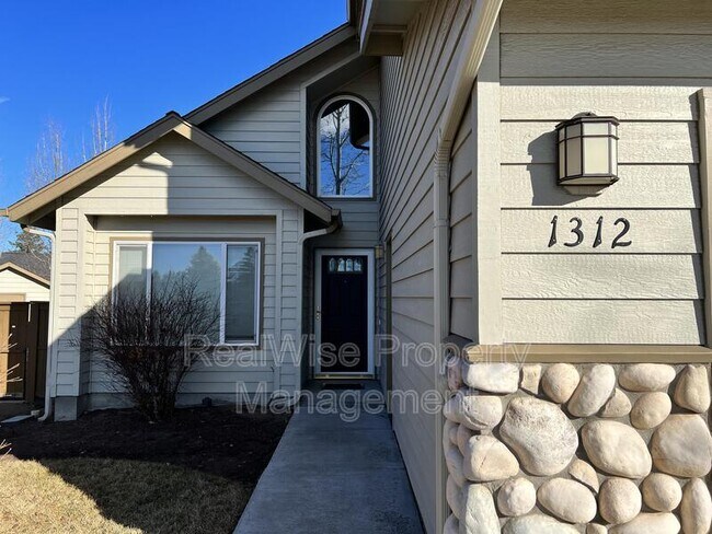 Building Photo - 1312 NE Tucson Way