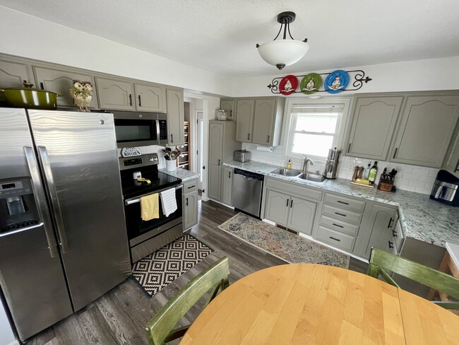 Kitchen - 411 7th St NE