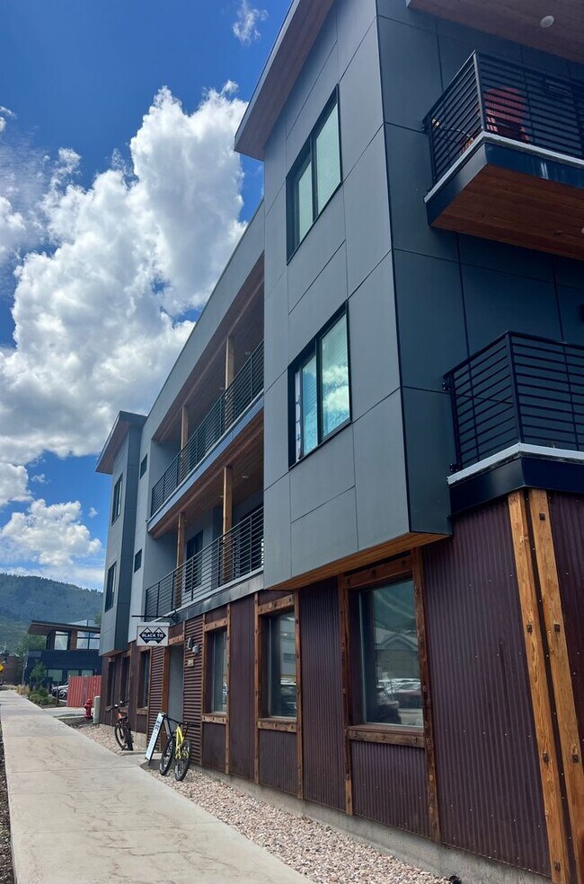 Foto del edificio - Modern One Bedroom in Prospector - REDUCED...