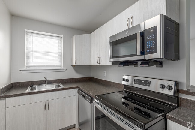 1BR, 1BA - 735SF - Kitchen - Harbor Club