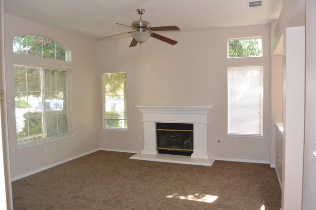 Building Photo - Desirable SW area