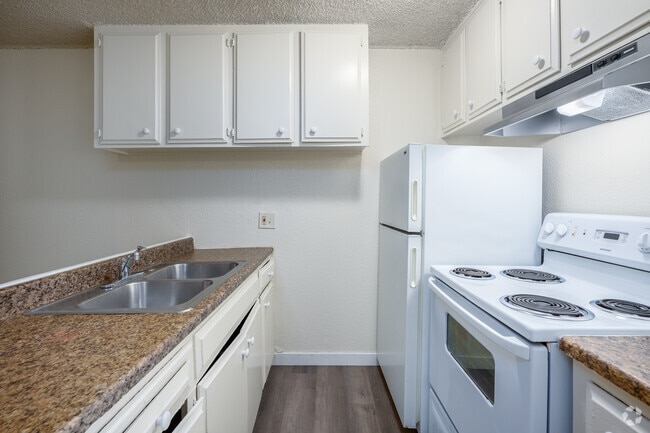 1BR, 1BA - 550SF - Kitchen - Rivergate Apartments
