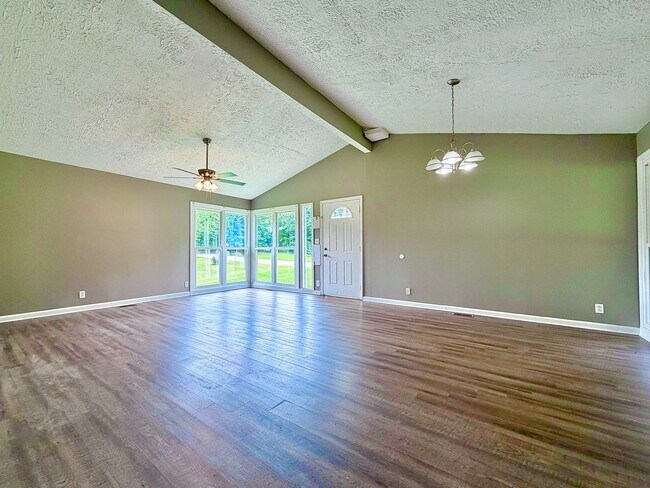 Building Photo - 1755 Mooreland Dr