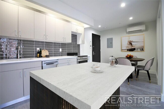 Foto del edificio - Stunning & Spacious NEW 2 BED in Flatbush