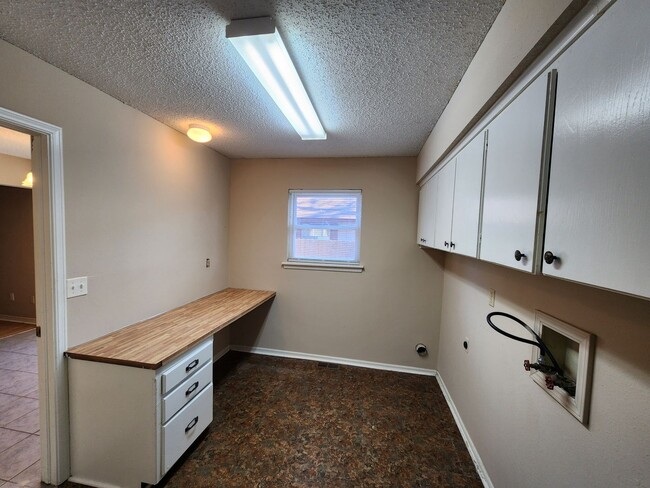 Building Photo - Nice 3/2/2 home on edge of town with easy access to highways