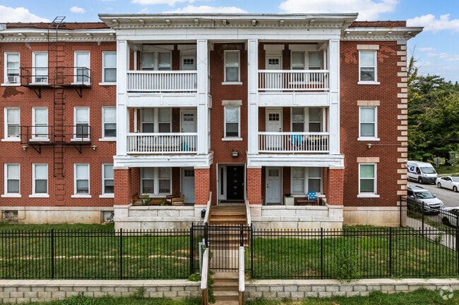 Building Photo - Oasis on Linwood