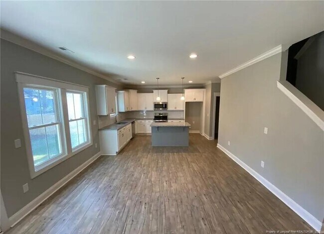 Building Photo - 735 Blue Bird Dr