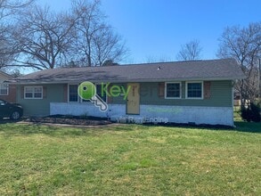 Building Photo - 827 Woodmore Ln