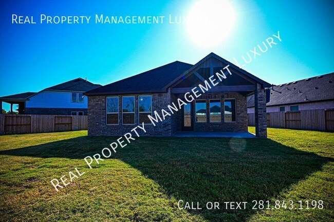 Building Photo - Stunning 3-Bedroom Home (with office) in t...