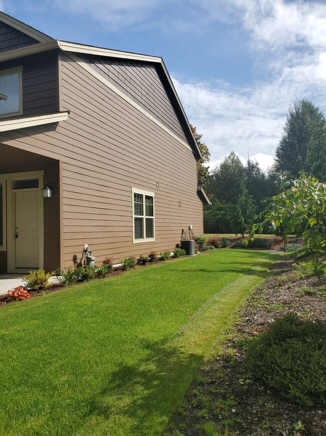 Building Photo - Beautiful townhome in perfect location!