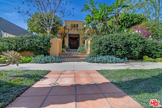 Building Photo - 543 N Las Palmas Ave