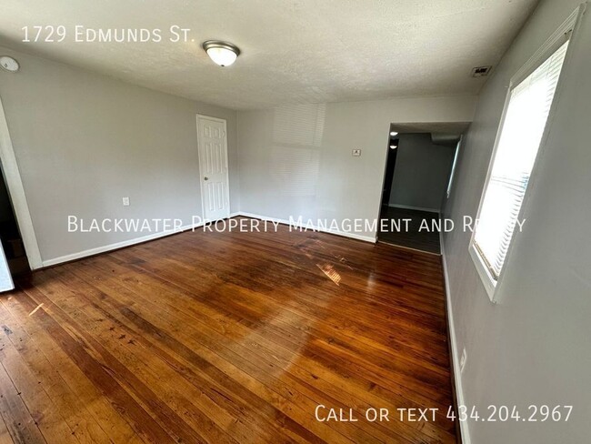 Building Photo - Two Bedroom Home Off Campbell Avenue!