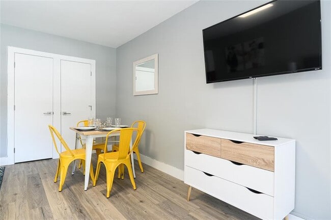 Building Photo - 1020 N Victoria Park Rd