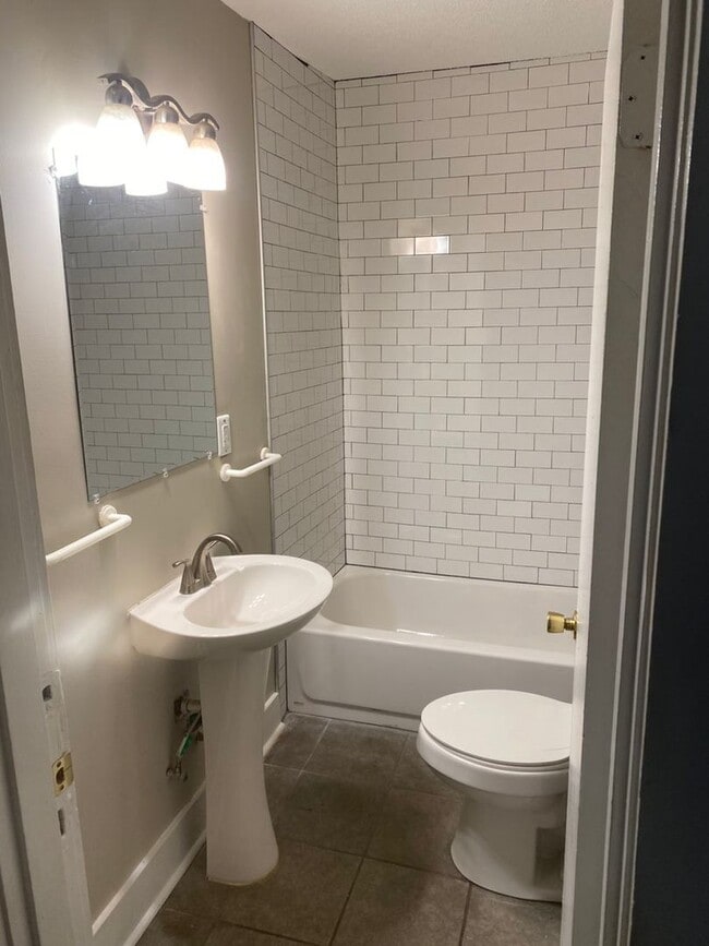 Building Photo - Spacious 3BR/2BA - Move-In Ready!