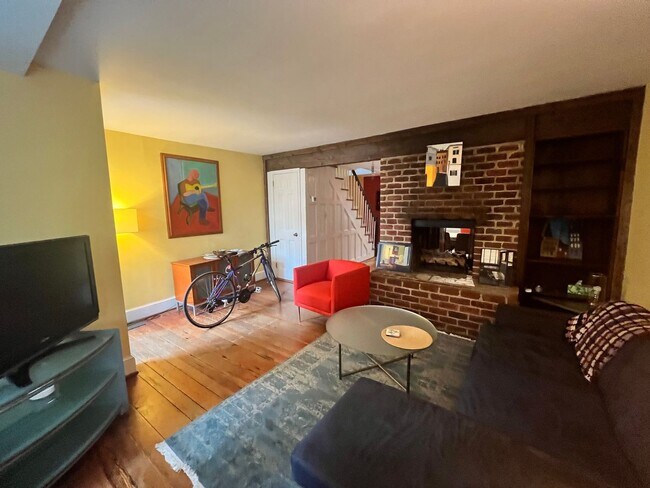 Foto del edificio - Charming Fully Furnished 2 BR/2 BA Townhom...