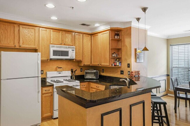 Building Photo - Spacious, Private AND Convenient 2-Level C...