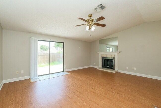 Foto del edificio - 7511 Breezewood Ct