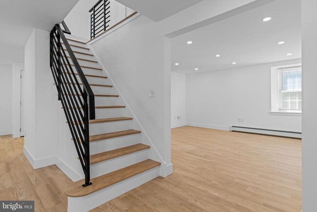 Building Photo - 122 E Richardson Ave