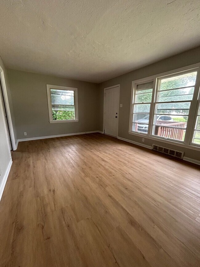 Foto del edificio - Updated 3 bed, 1 bath home in Forest Manor...