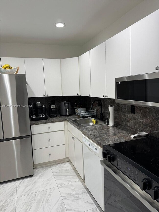 Foto del edificio - 13715 Kendale Lakes Cir