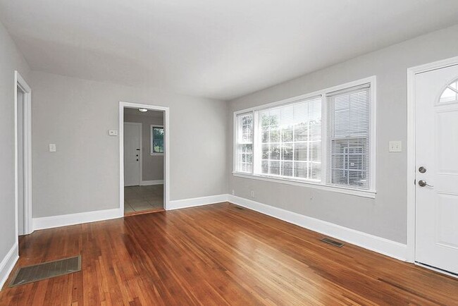 Building Photo - 2BD/1BA Duplex in Southend