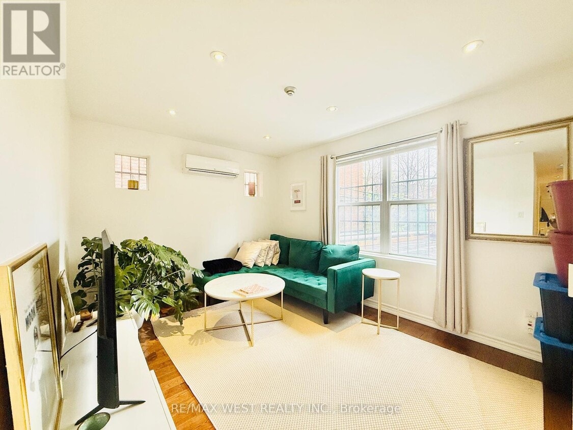 Primary Photo - 132 Avenue Rd