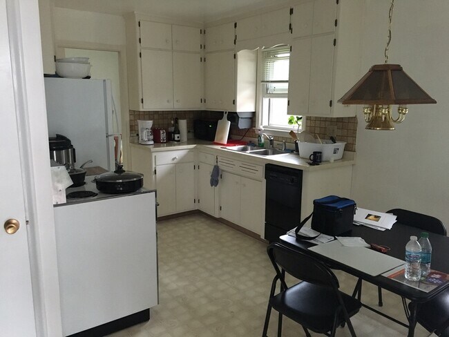 Building Photo - Great Home W/Detached Garage, Close to Campus!