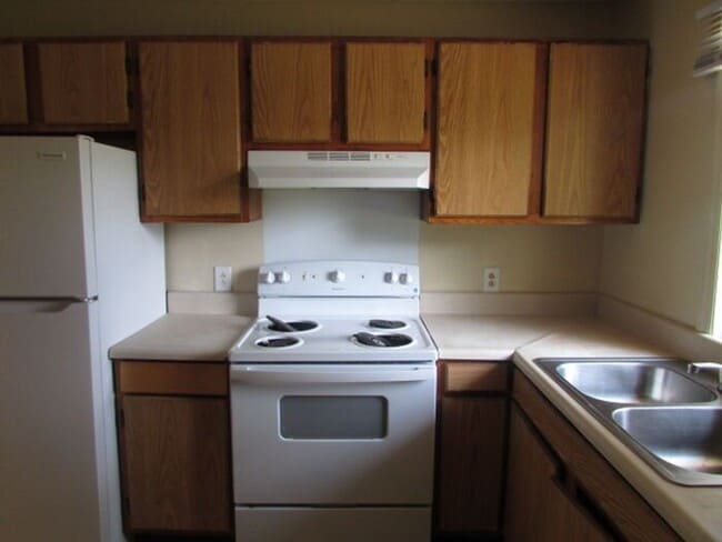 Building Photo - Centrally Located!