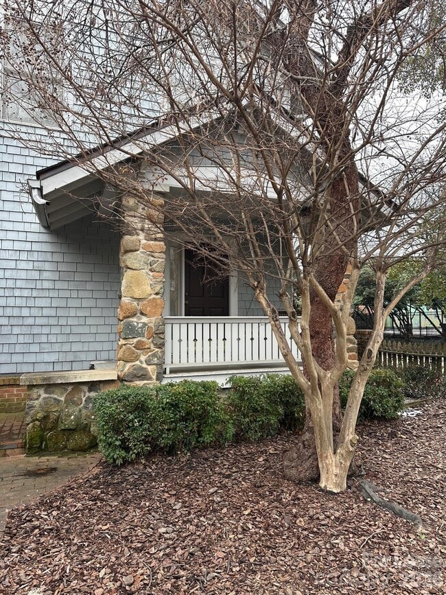 Building Photo - 407 W 9th St