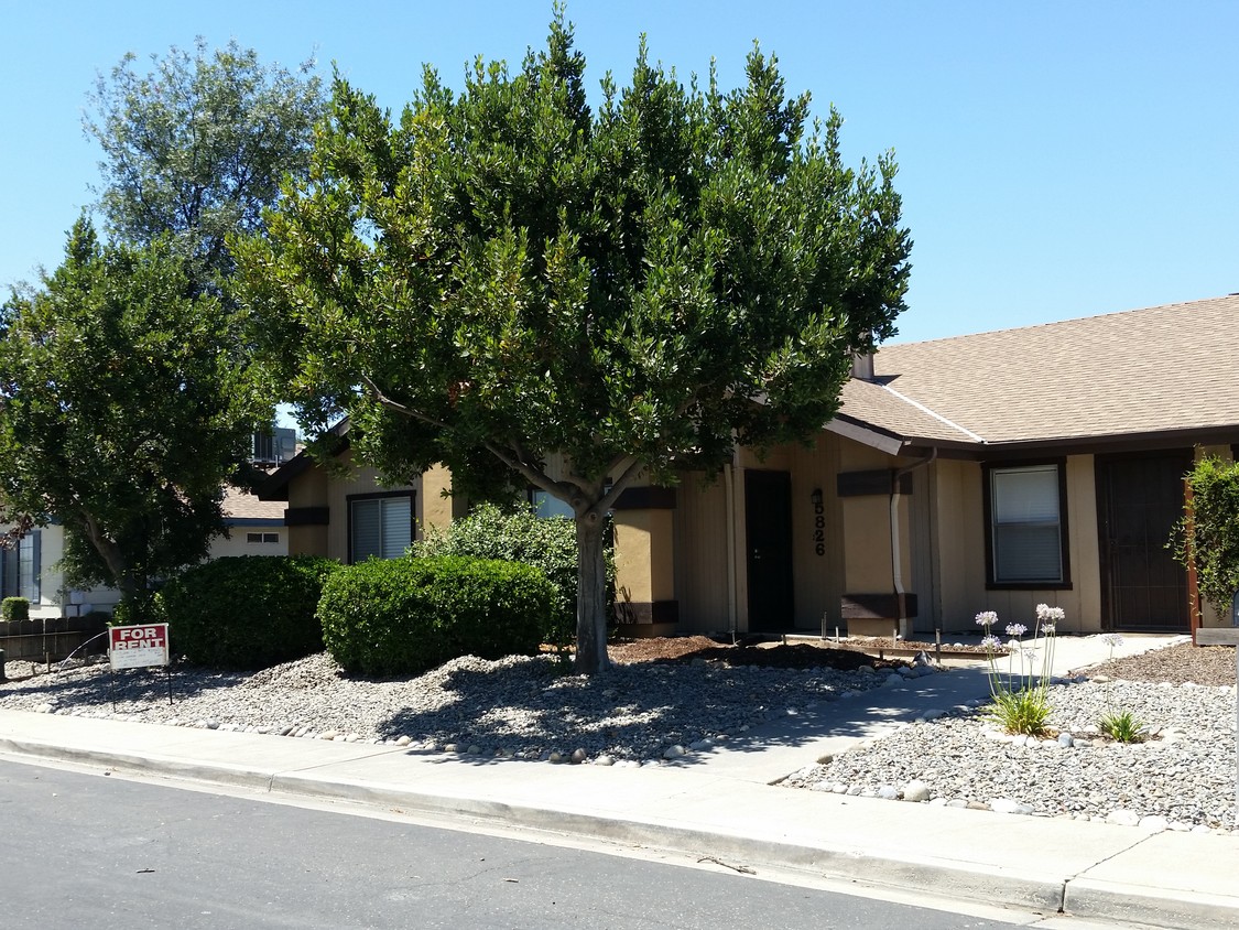 Primary Photo - 5826 W Hillsdale Ave