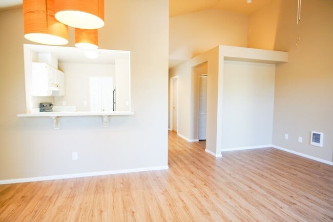 Building Photo - Spacious 2 Bed-2 Bath Flat in SW Portland Ready Mid-April!