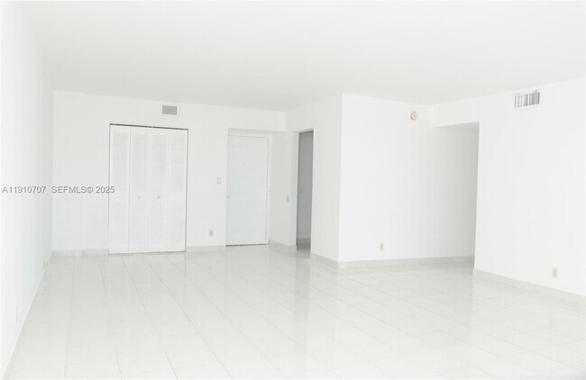 Foto del edificio - 100 Bayview Dr