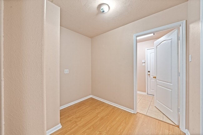 Building Photo - 10315 Kennewick Dr
