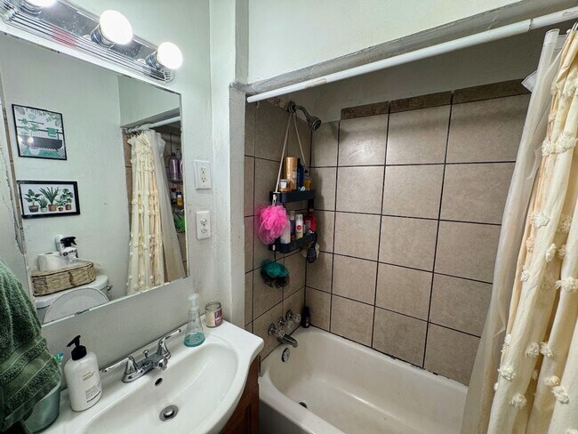Foto del edificio - Large 5 bed 2 full bath - central air, dis...