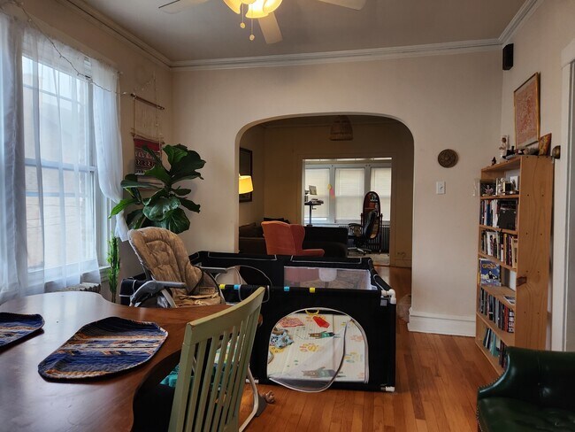 Foto del edificio - 2434 W Cuyler Ave